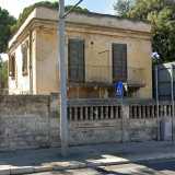 Era stato incluso nella lista dei 202 edifici da salvare, ma prima che l�elenco fosse reso pubblico � stato abbattuto. � questa la paradossale fine a cui � andato incontro un fabbricato di corso Alcide De Gasperi, uno dei pi� antichi della �strada delle ville� di Bari